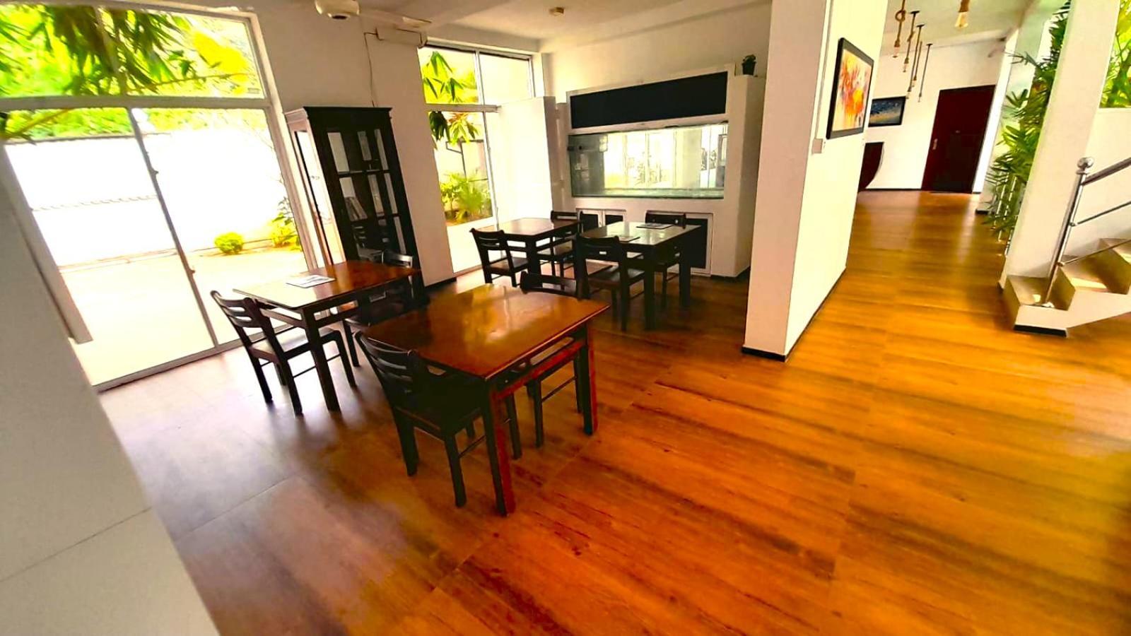 Hotel Sea Breeze Mirissa
